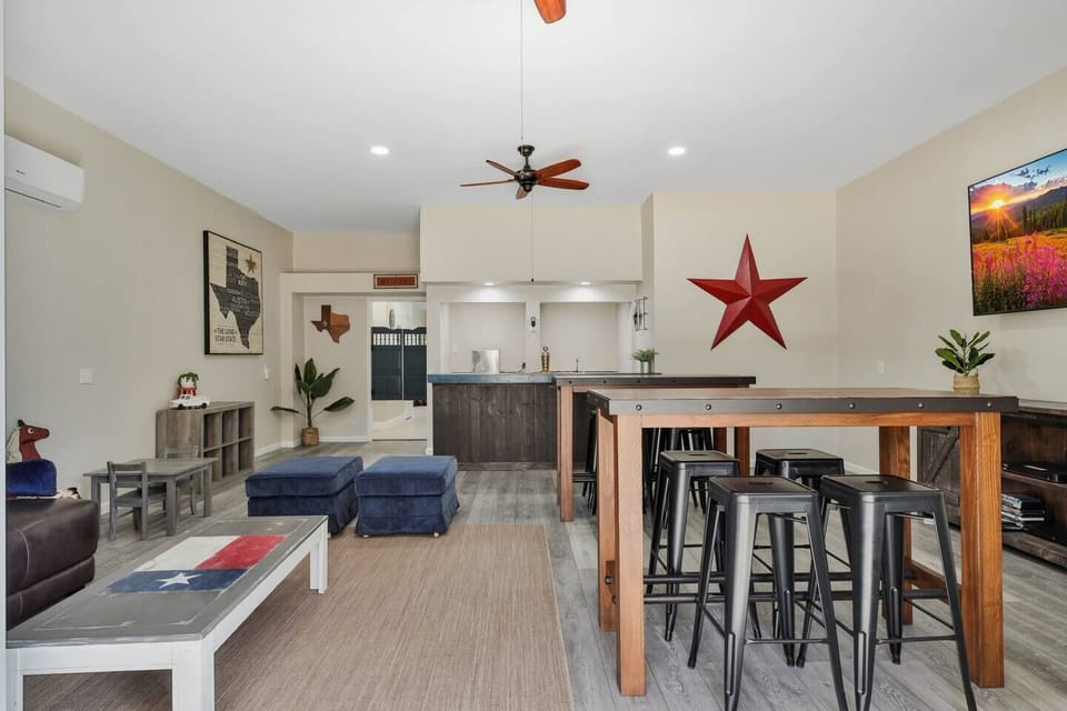 Extra casual dining space with 8 additional barstools