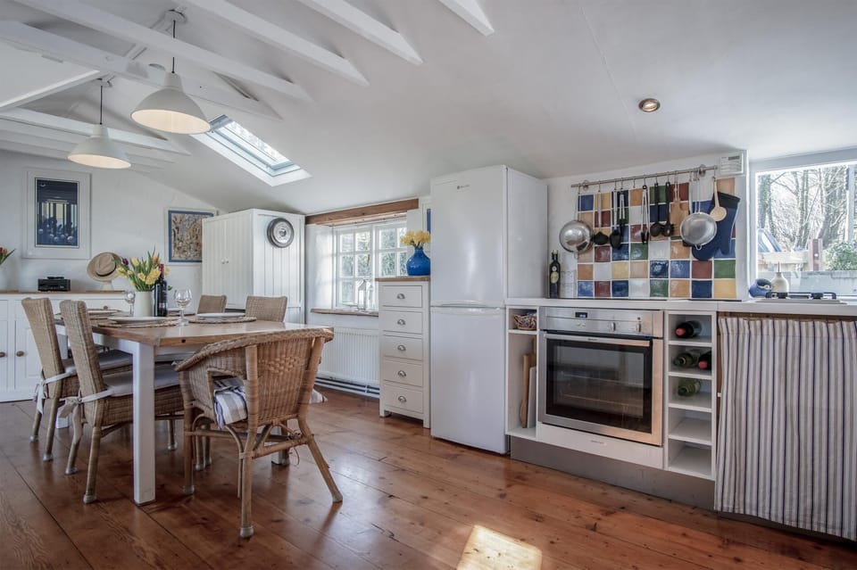 Flygate - 2 Bedroom Cottage - Lawrenny (8832)