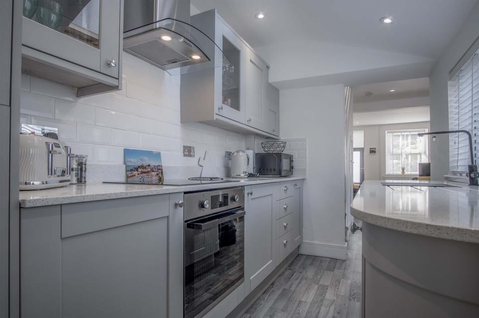 Hawtree Cottage - 2 Bedroom Cottage - Tenby (22043)