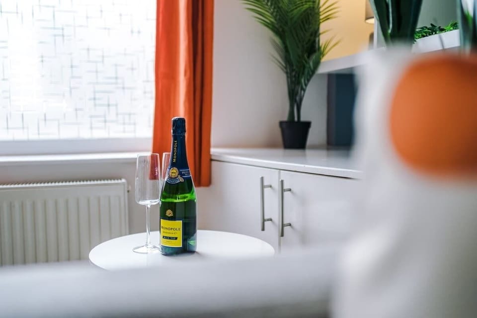 Large open plan living/dining/kitchen area boasting a 40 inch Smart TV with Netflix.
