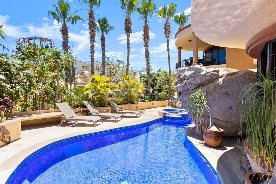Private pool (unheated) 
