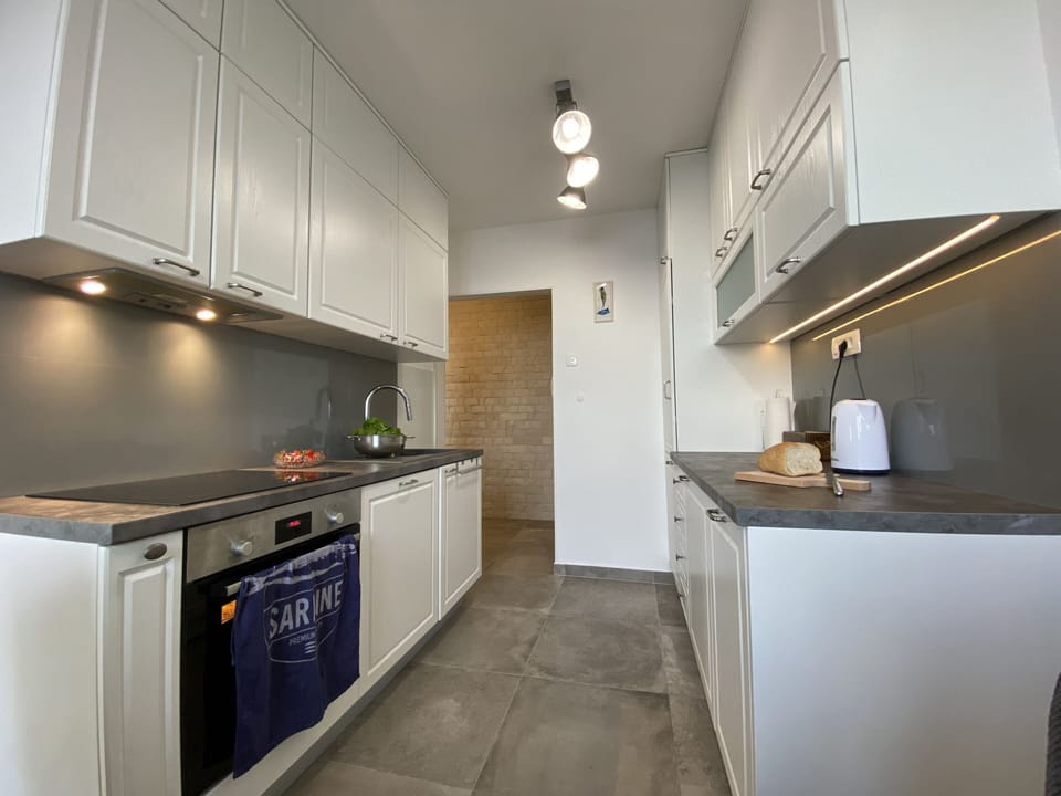 Kitchen with cooker, hub, washing machine, fridge/freezer, kettle
