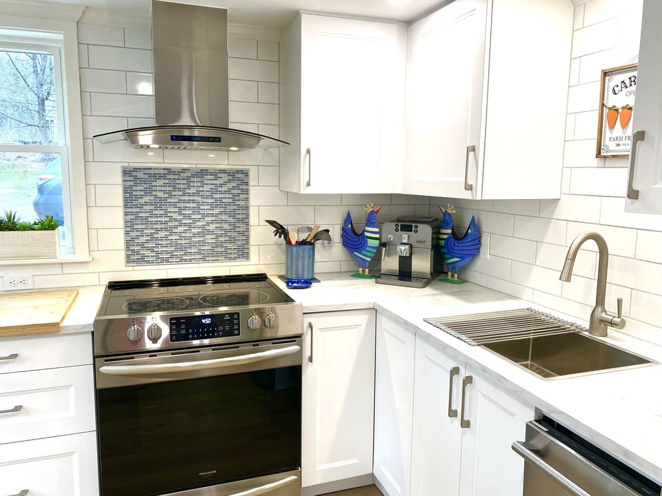 We also have a rice cooker, crock pot, blender,  lobster pot, pizza pan, mixers.
