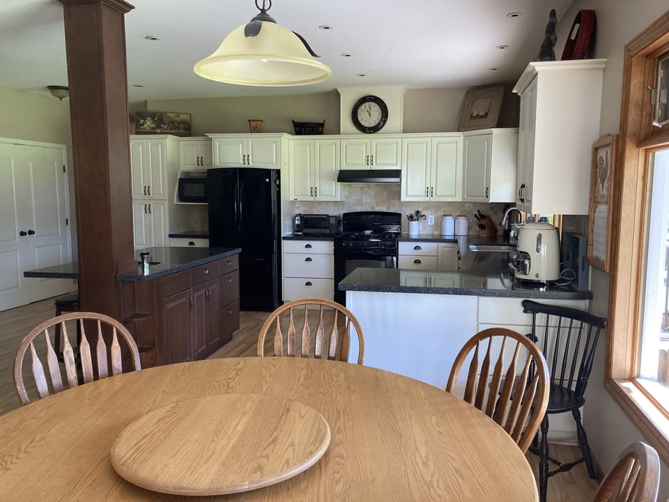 seating for 10 around the table