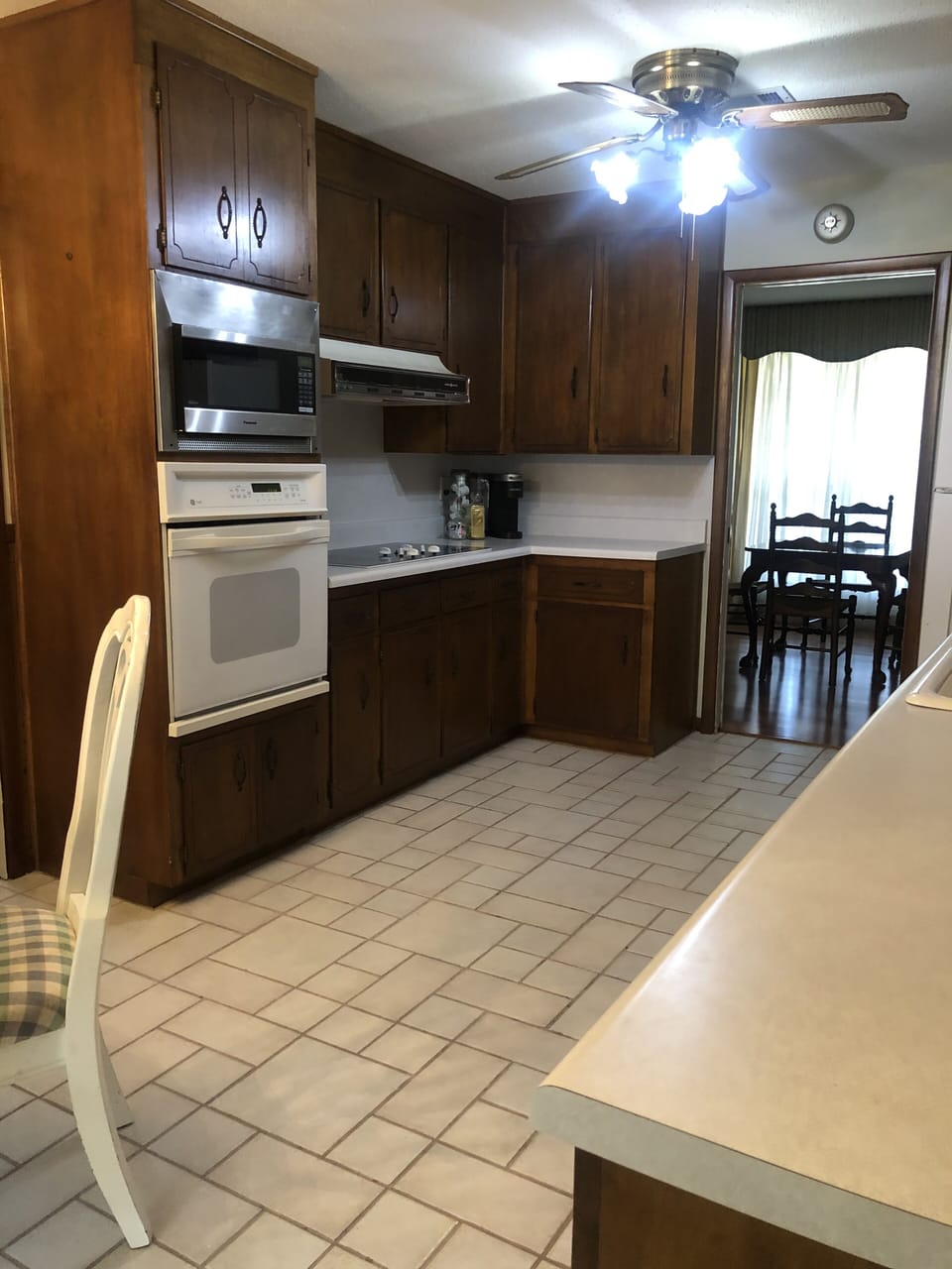 Enjoy all the counterspace and cupboards this lovely kitchen has to offer