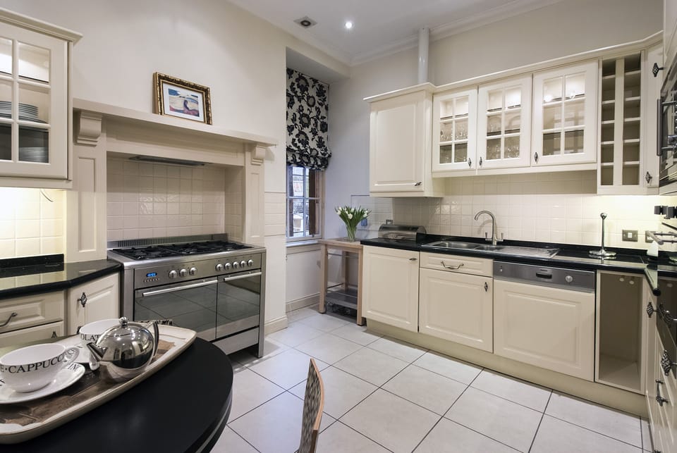 Quaker style kitchen with washer/dryer combined