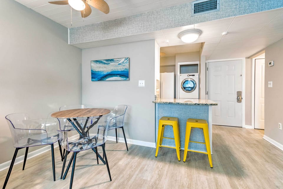 Dining Area | Dishware & Flatware Provided