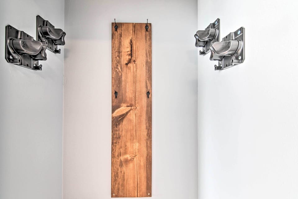 Studio | Ski/Snowboard Storage