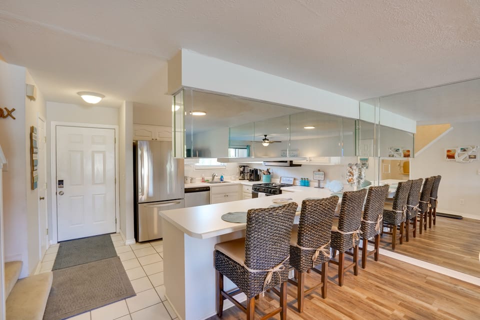Fully Equipped Kitchen | Main Floor