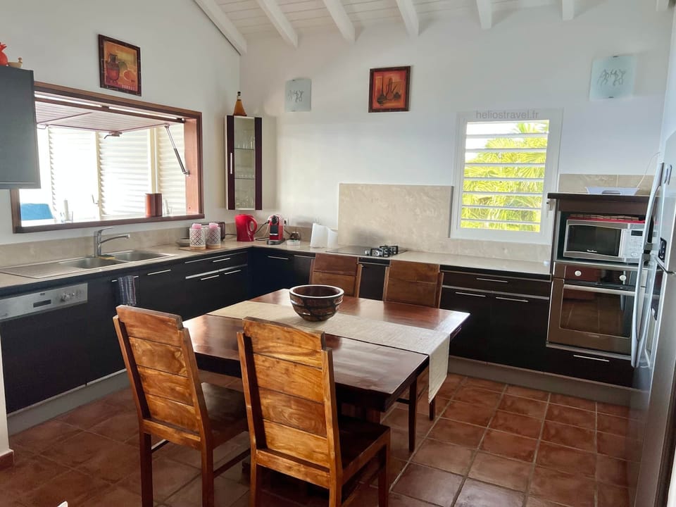 Pirate's Refuge villa kitchen