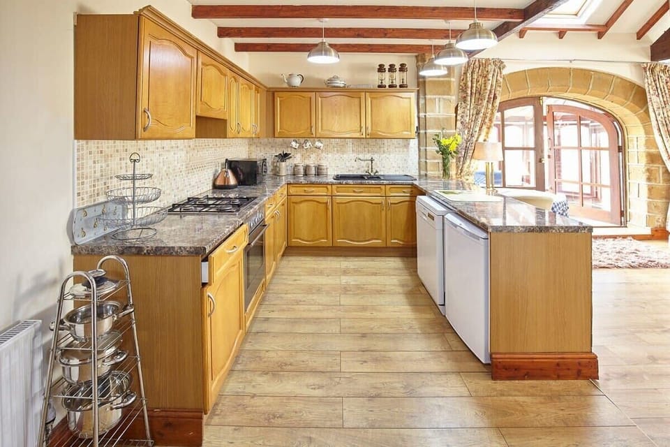 The Arches Cottage, Brotton - Host & Stay