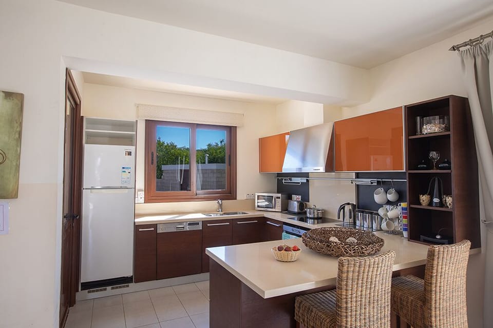 Kitchen with breakfast bar and extra seating for 2 people