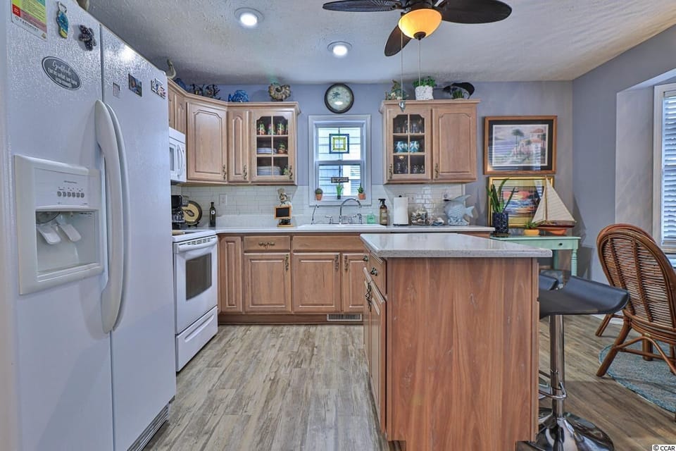 ... another view of the full kitchen.... 