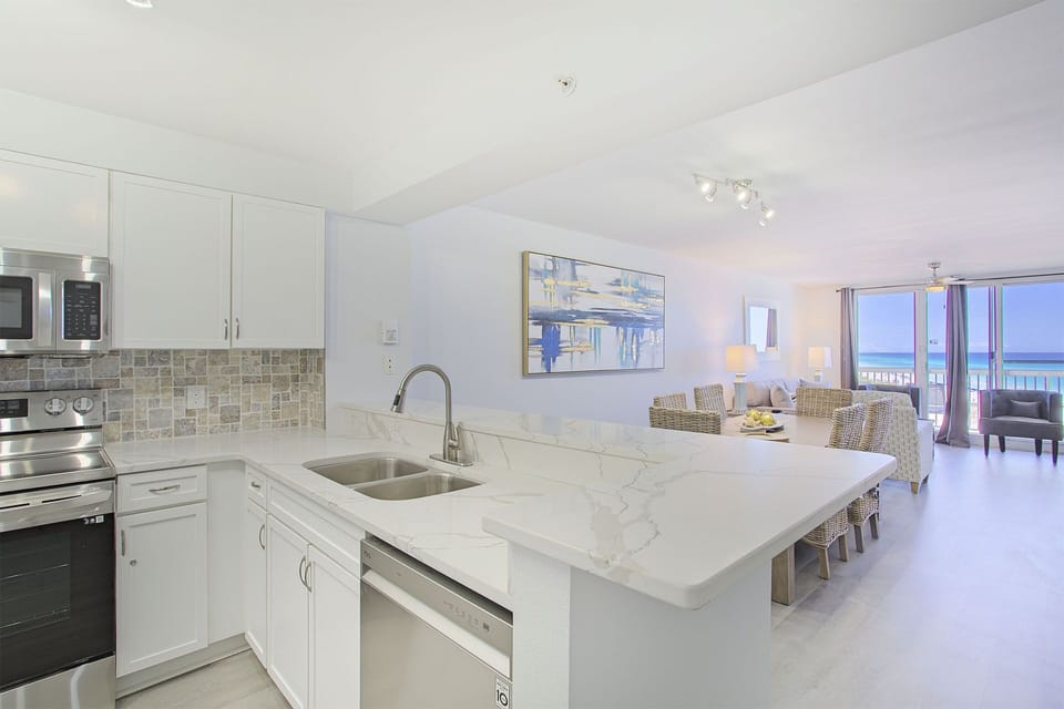 22-Pelican-Beach-Resort-713-Kitchen-Alt