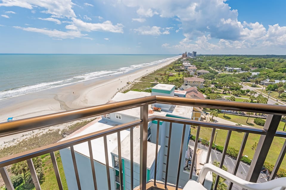 Balcony with Amazing Views of the Ocean🌊☀️