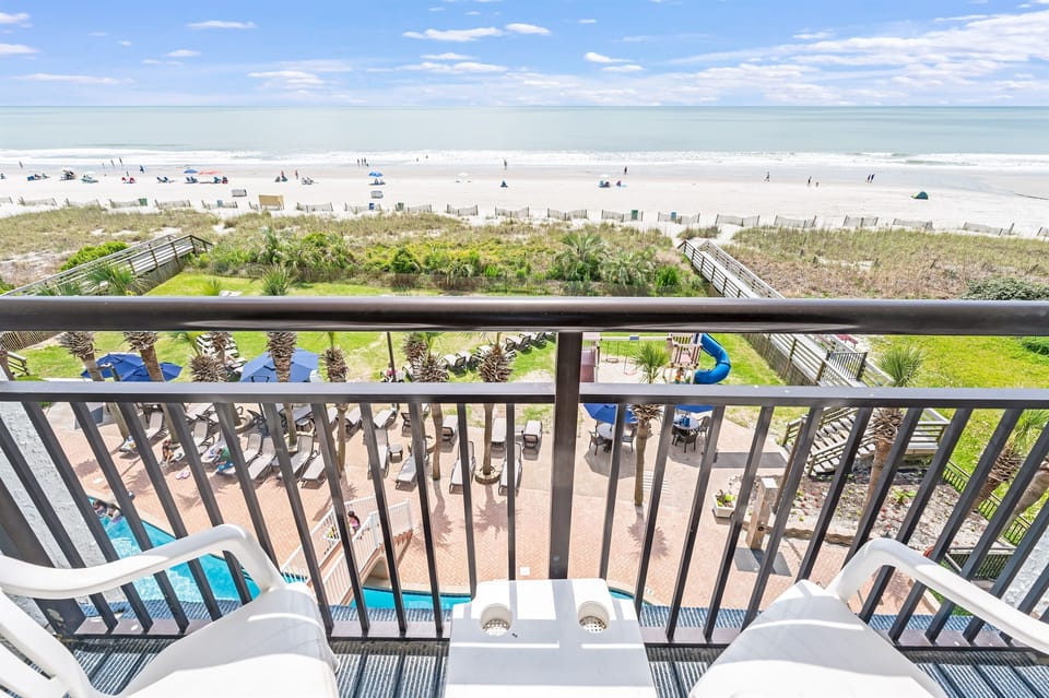 Ocean breeze & poolside dreams 🌊☀️