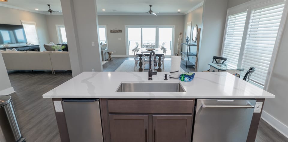 Ice-maker/Large Sink