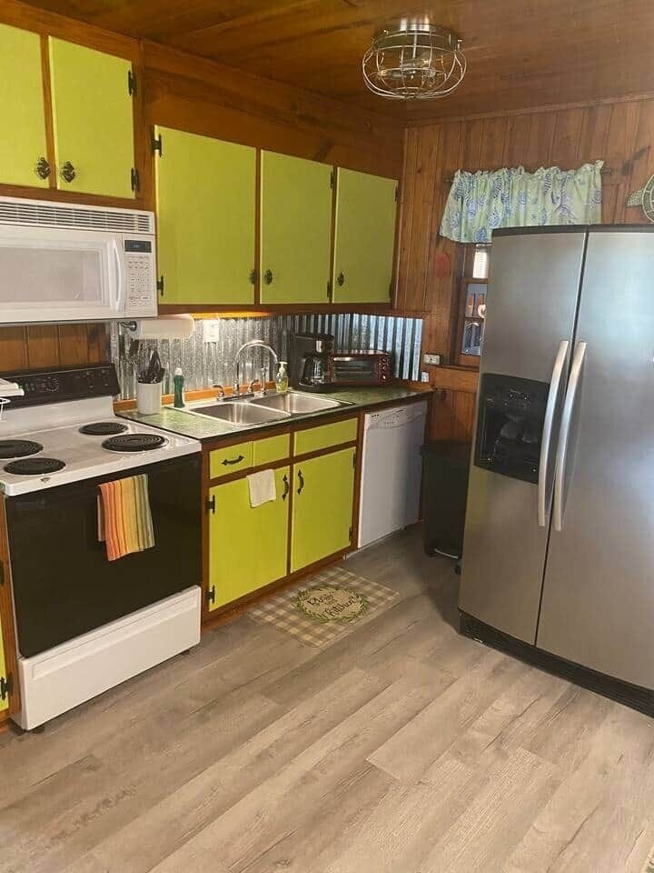 Retro kitchen with modern twist 