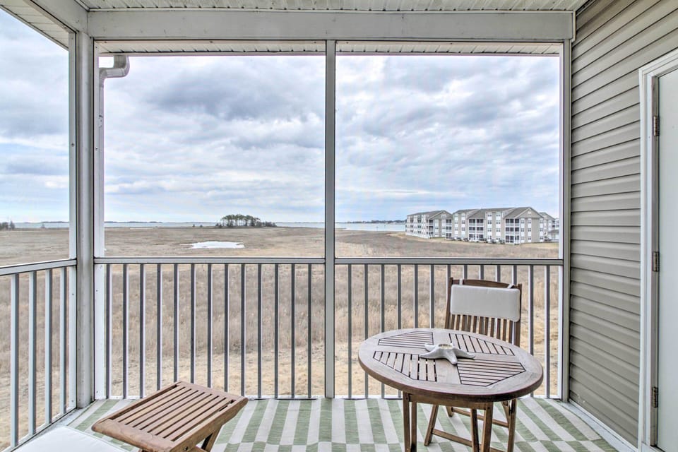 Screened-In Porch | Bay Views