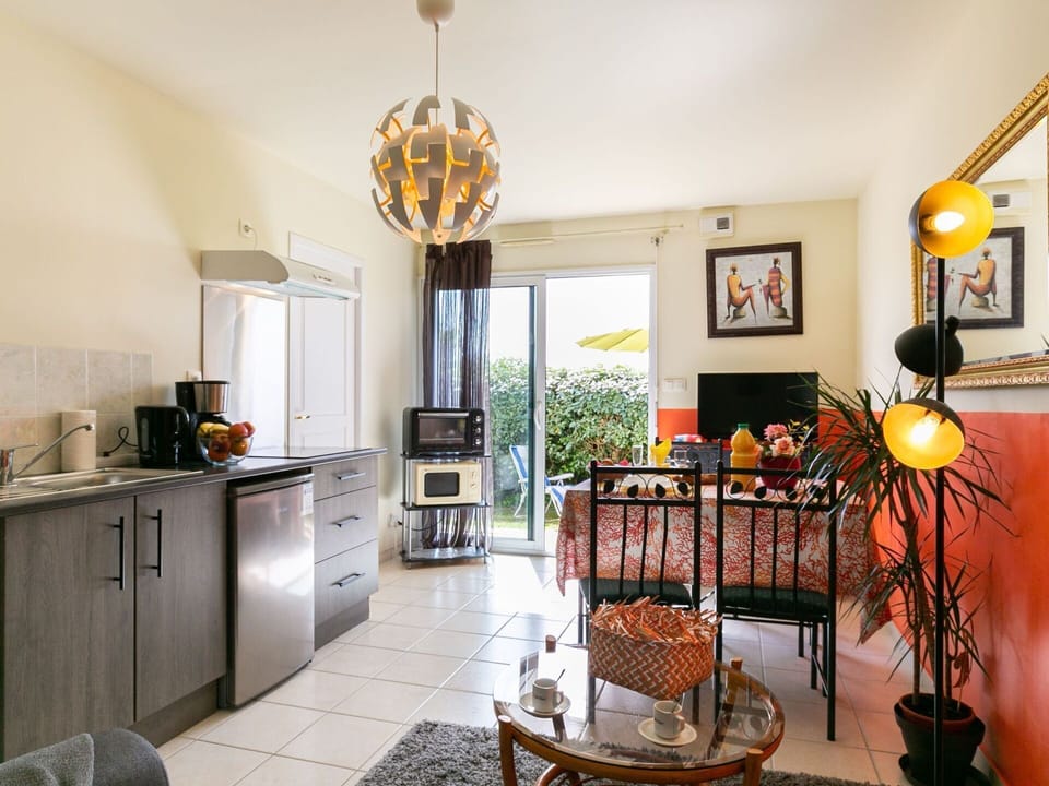 Water, Plant, Building, Daytime, Property, Sky, Swimming Pool, Azure, Tree, Body Of Water