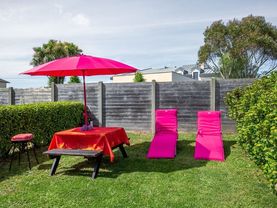 Sky, Plant, Cloud, Property, Umbrella, Table, Botany, Tree, Chair, Shade