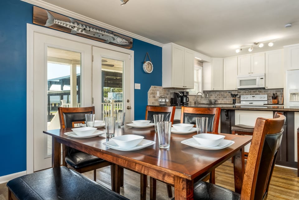 007 Crosswinds Dining Room Table and Kitchen Eating Space