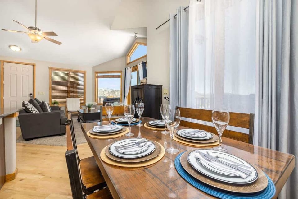 Dining area seating for six