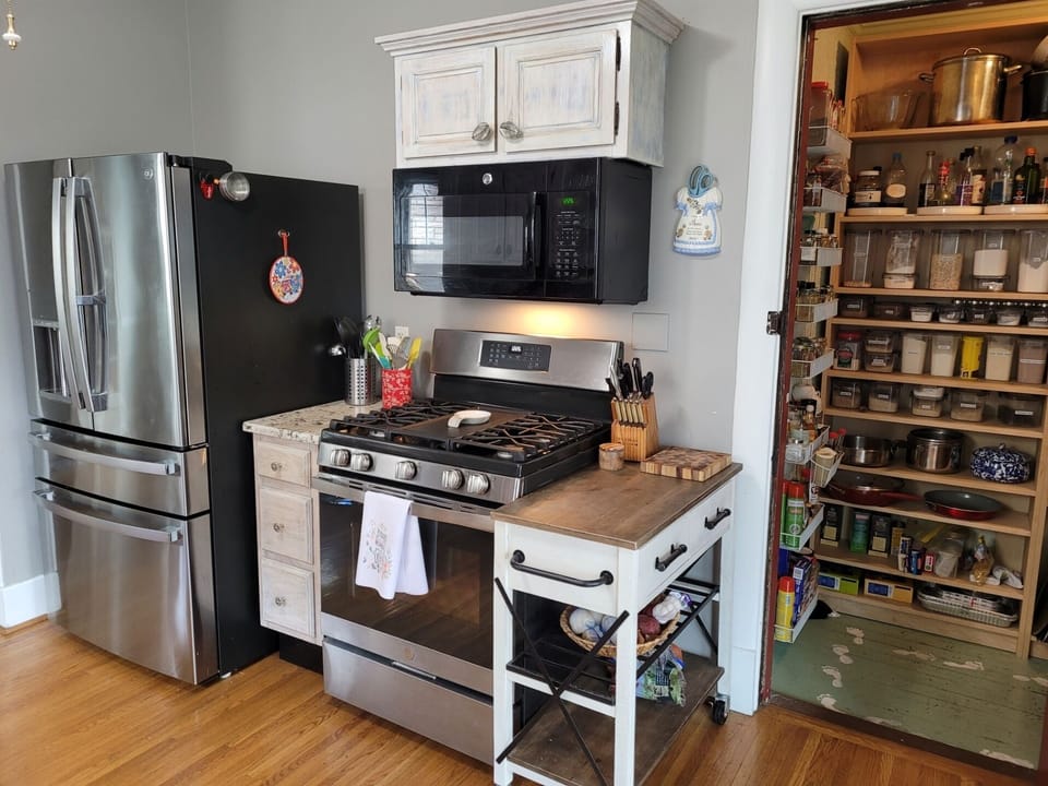 Gas stove/oven, refrigerator with ice/water in the door, and walk-in pantry