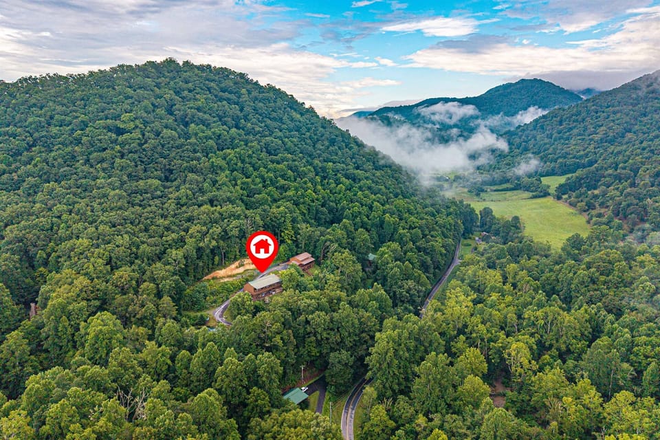 Secluded Mountain Retreat: Discover tranquility nestled in the heart of nature.