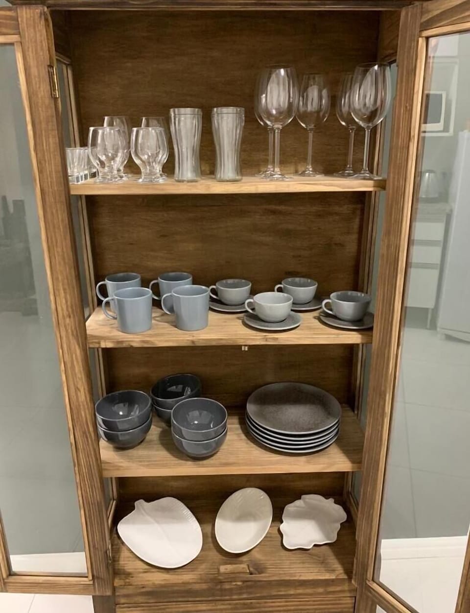 Pratos, copos, xícaras, taças de cristais, etc.