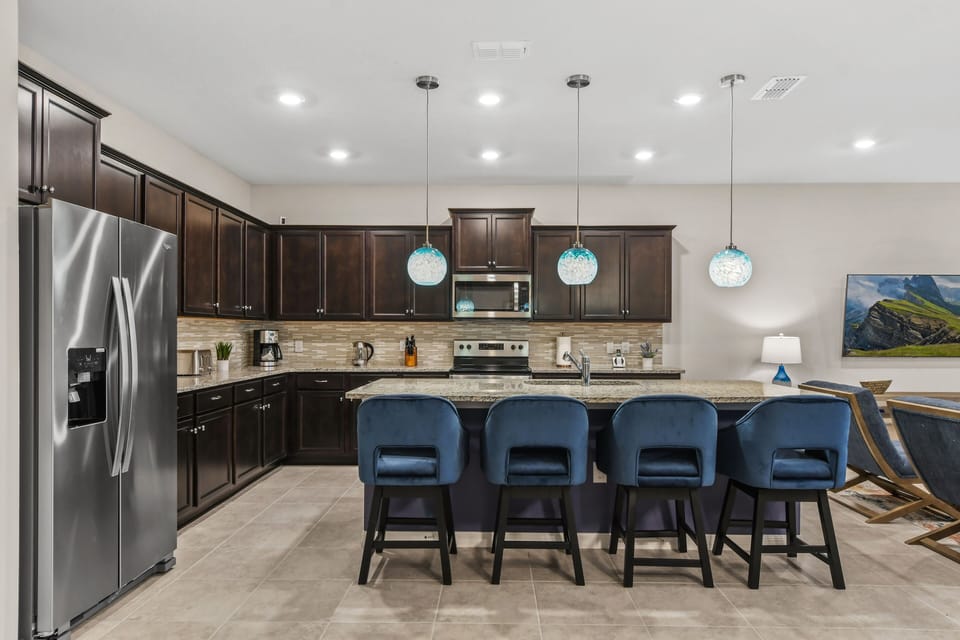 Kitchen showing breakfast bar with seating for 4