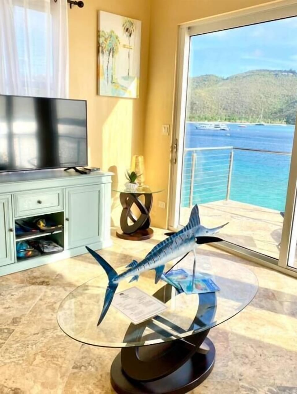 Living Room with aquarium view! 