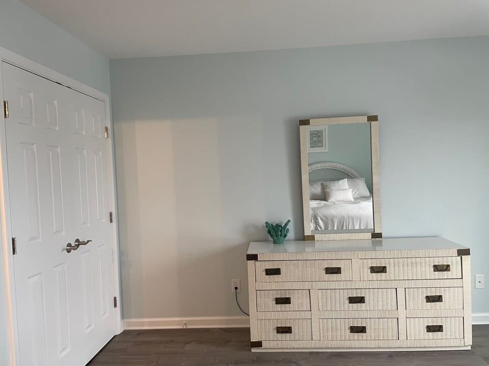 3rd floor Queen Bedroom very Spacious also with new furniture!