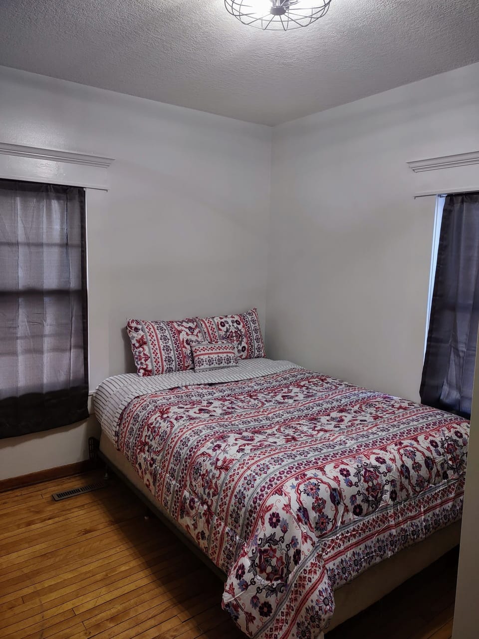 bedroom 1 down stairs - queen