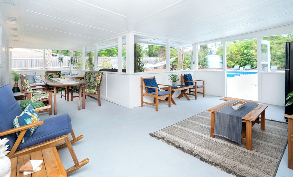Back screen in porch dining & lounge area