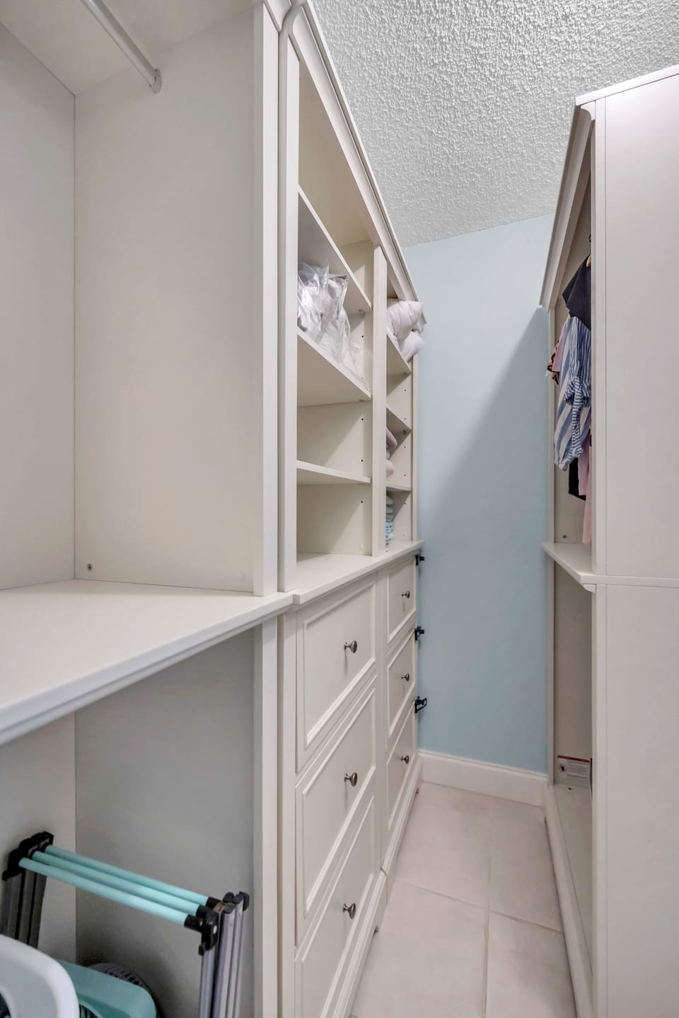 Walk-in closet storage units
