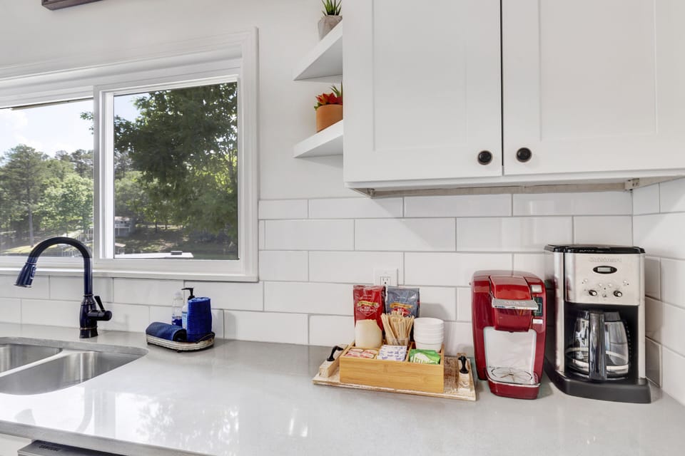 Coffee station provided with single serve and drip coffeemakers.