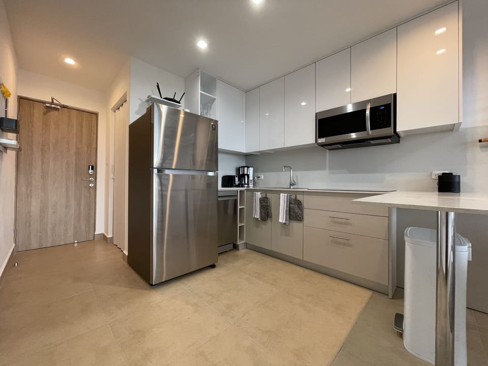 Refrigerator with freezer and automatic ice maker (carbon filtered water)
