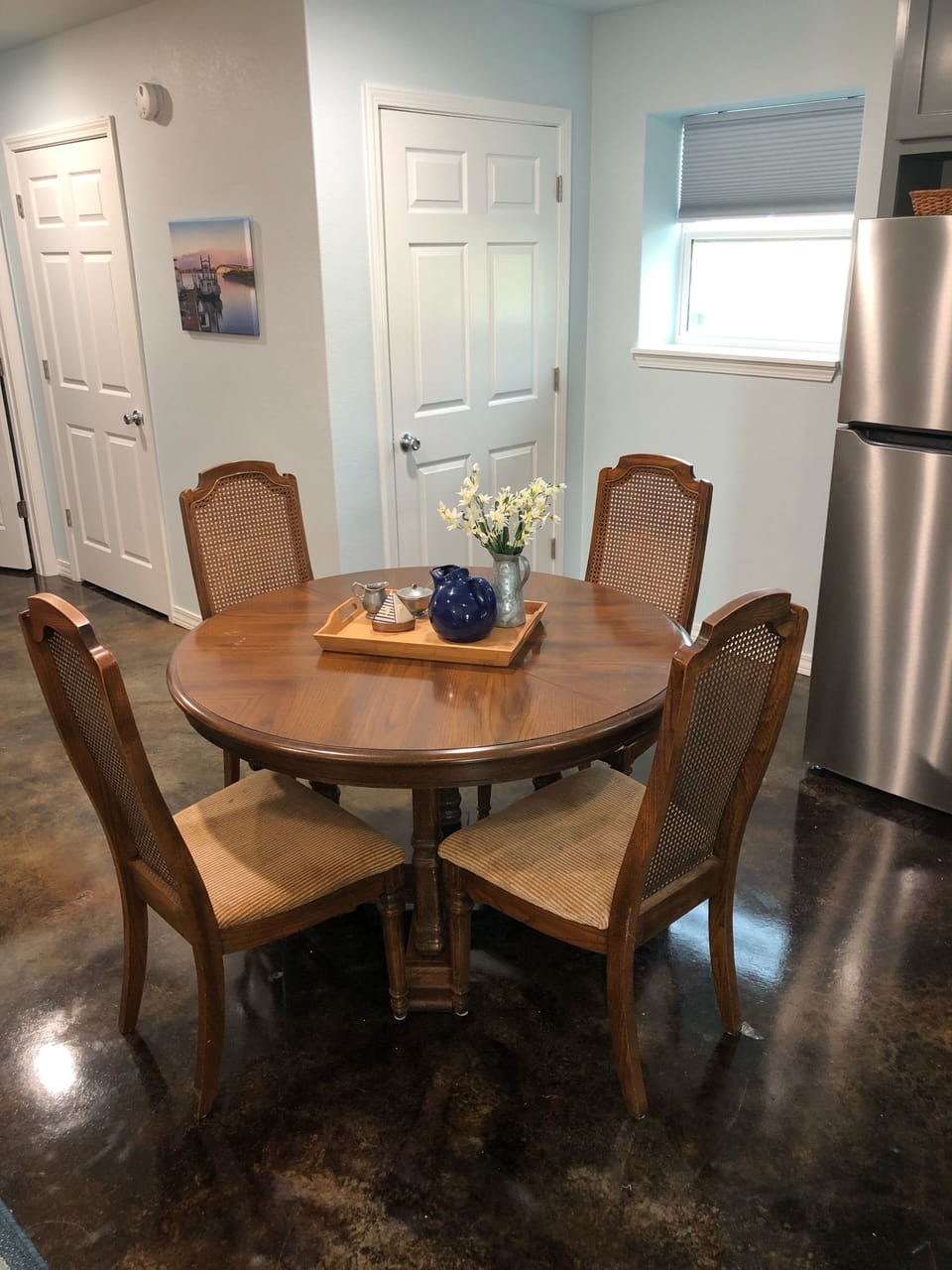 Dining Table can extend to seat 6