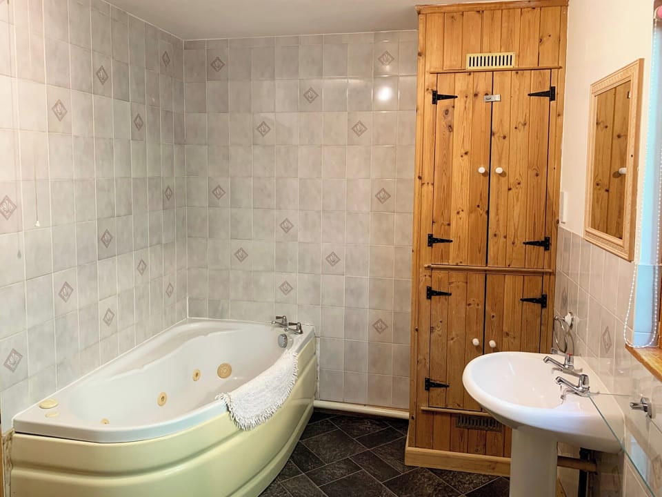 Bathroom | Chestnut Lodge - Wayside Lodges, Bromham