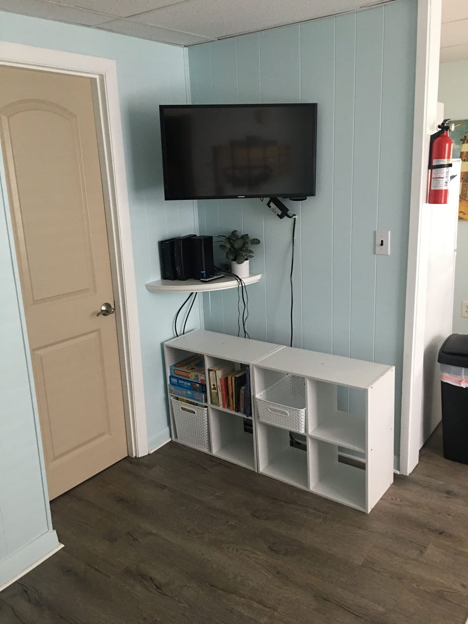 TV with Roku streaming service, games, puzzles, books 