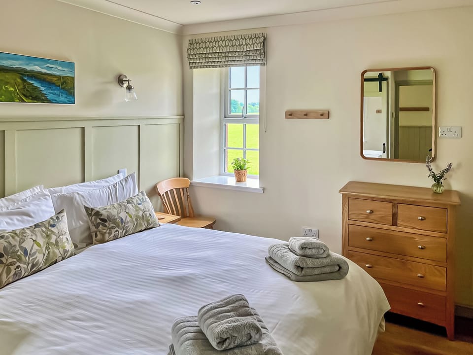 Double bedroom | Kingfisher Cottage - Strathisla Farm Cottages, Meigle