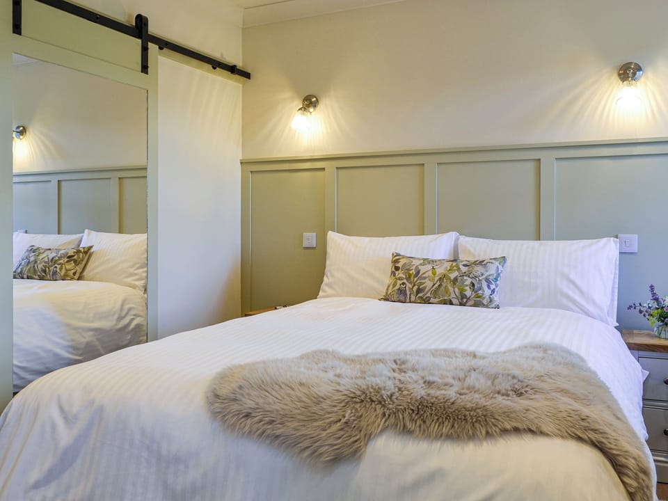 Double bedroom | Kingfisher Cottage - Strathisla Farm Cottages, Meigle