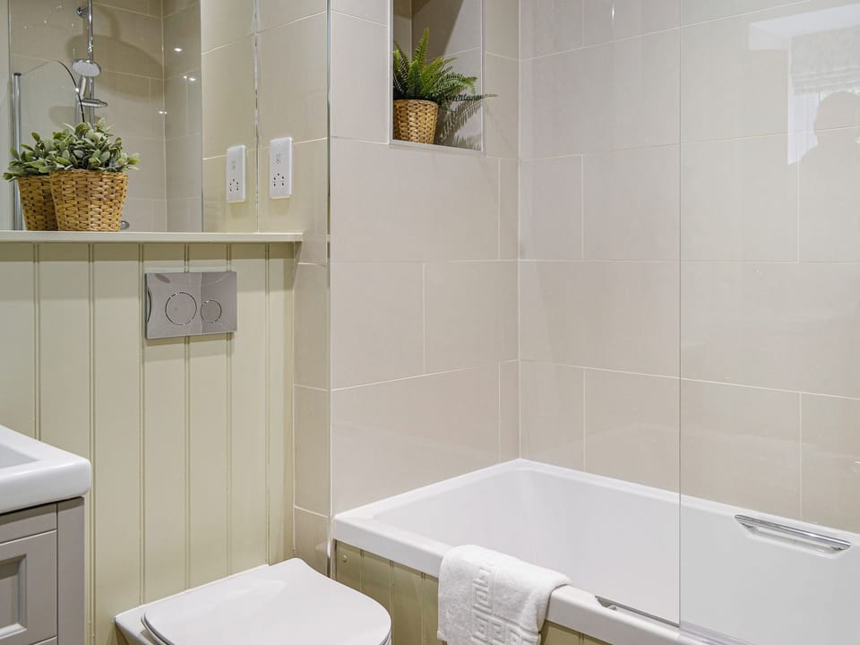 Bathroom | Kingfisher Cottage - Strathisla Farm Cottages, Meigle