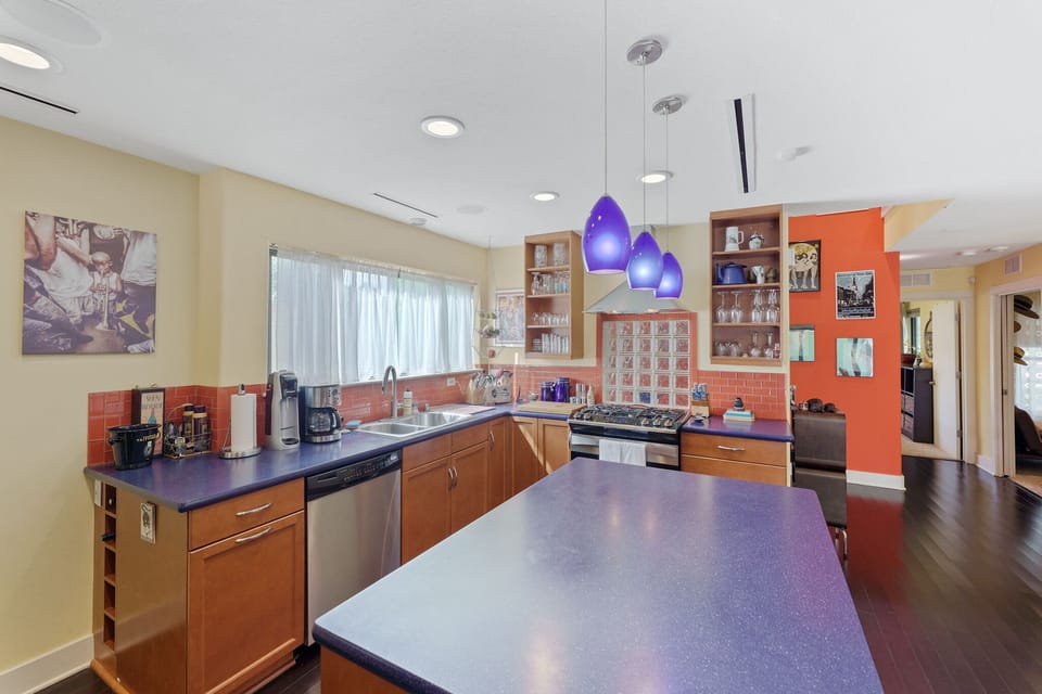 Kitchen with five burner stove, coffee maker, sodastream
