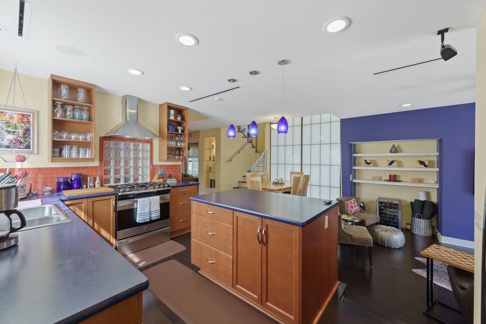 Well equipped kitchen with blender, toaster, rice cooker/slow cooker
