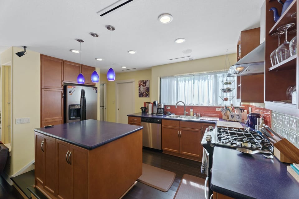 Fully equipped kitchen, essentials provided (oils, spices, vinegars, etc)