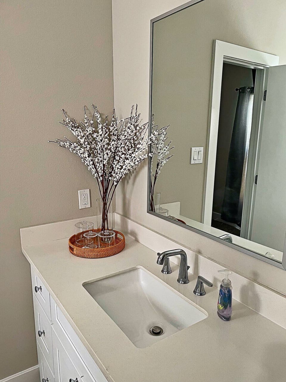 Guest bathroom connected to both guest bedrooms.
