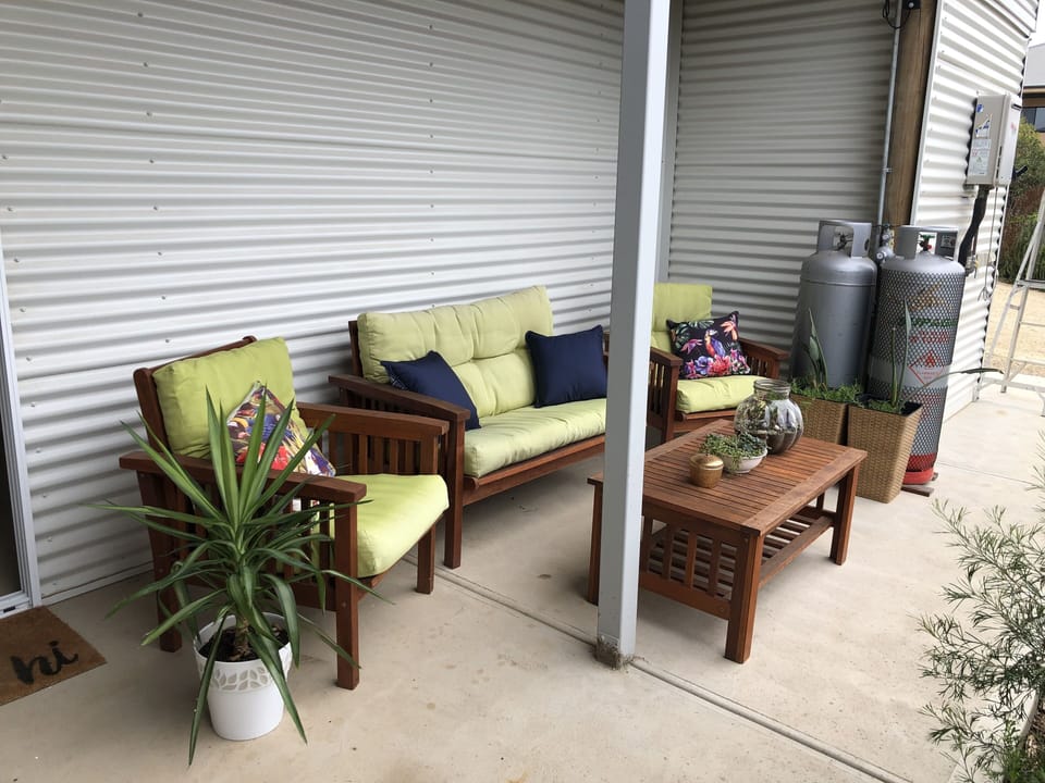 Relax outdoor , views of the ocean and watch the birds play in the garden 🌸🦜🦚
