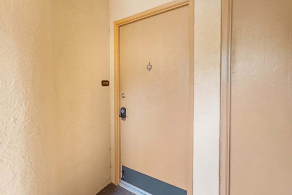 Kihei Surfside 306 entry1